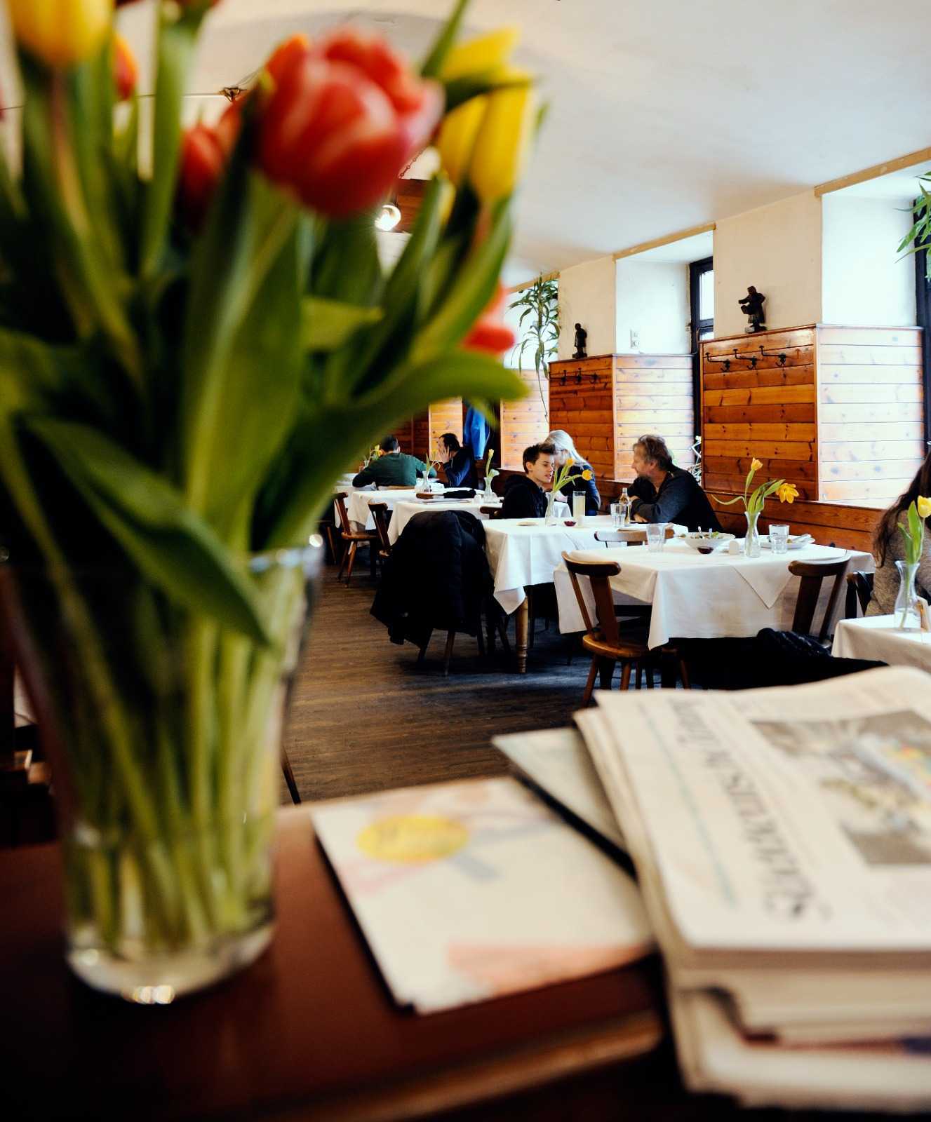 Gasthaus Rebhuhn Gastbereich mit Blumen